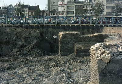 801624 Gezicht in de bouwput op het Vredenburg te Utrecht, tijdens archeologische onderzoekingen, met restanten van het ...
